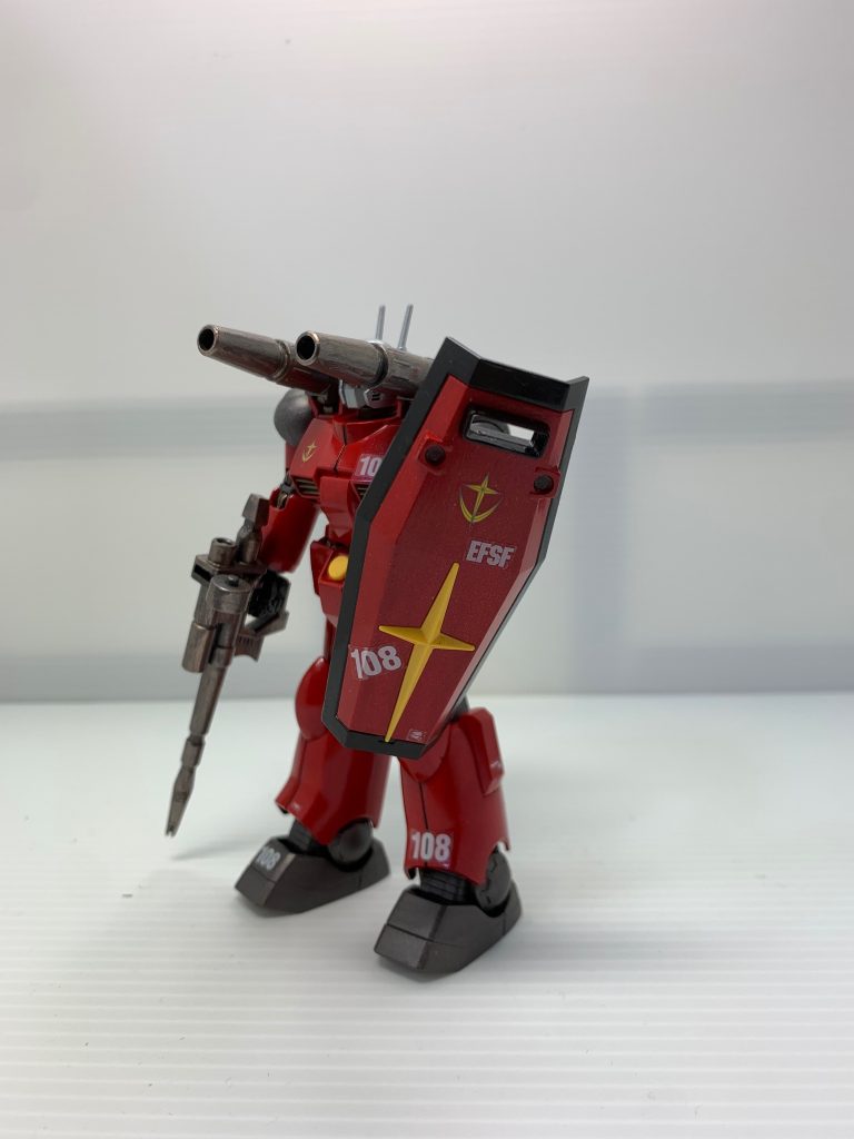 ガンダムの予備のシールドを装備したと設定。