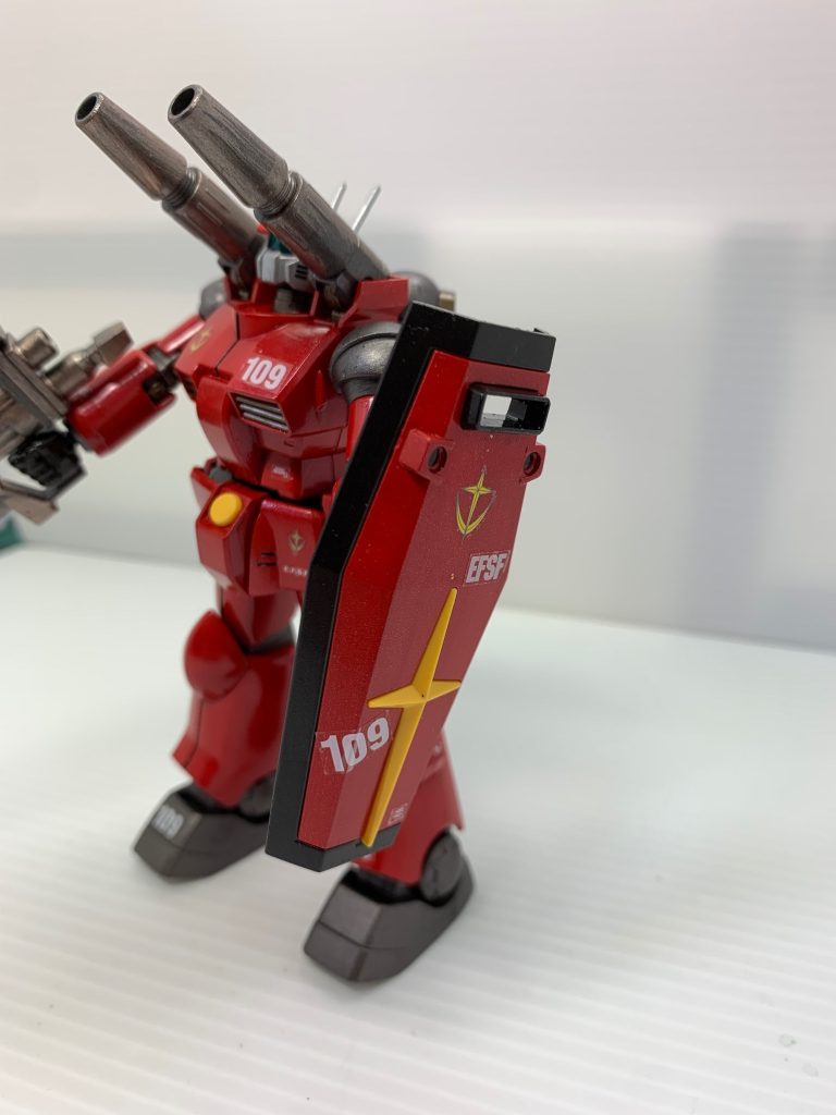 カイ機と同様に、ガンダムの予備シールドを装備させたと設定。