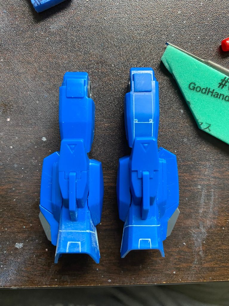 ガンダムバトルオペレーション２に出てくるブルーのモールドを参考にスジボリしていきます。