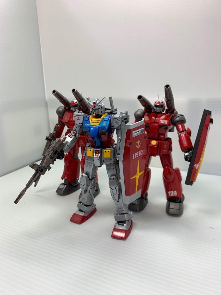 ホワイトベースからガンキャノン２機に続きガンダムが発進。カッコ良かったですよね。また観たくなってしまいました。