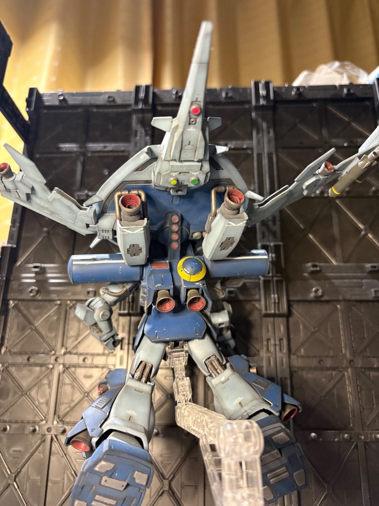 バックショット。ランドセルや脚部のスラスターノズル変更。飛行するという設定で制作しているので、飛行用に推進用エンジンも追加で御座る。