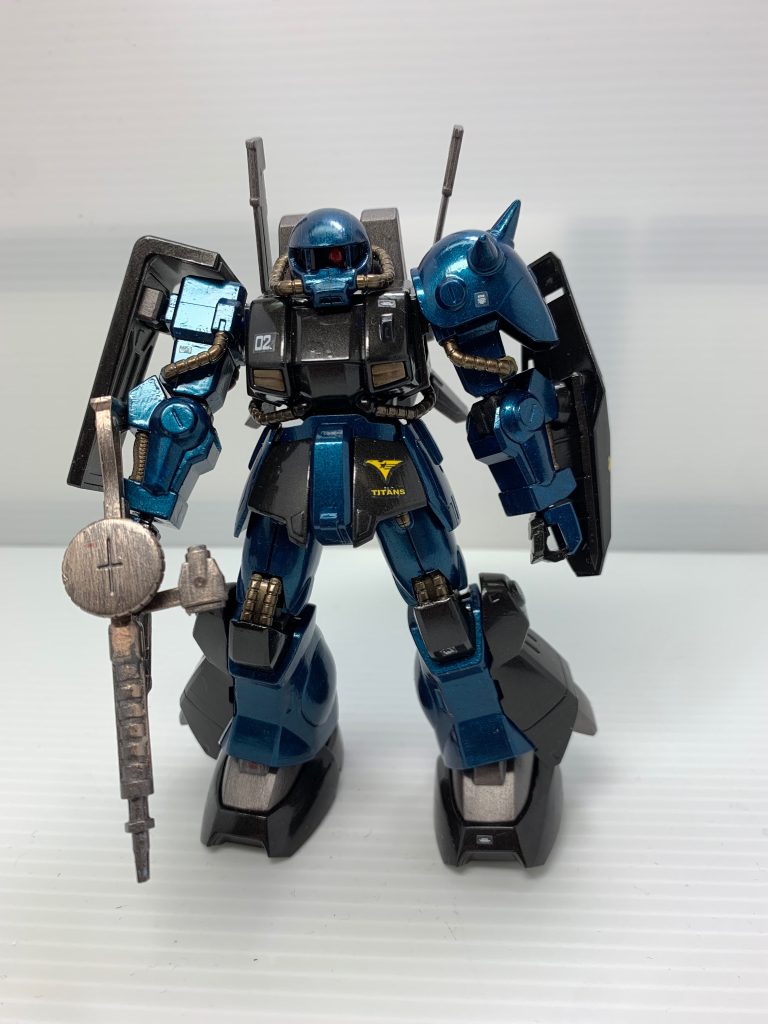 フロントアーマー、シールドにティターンズのマーク。