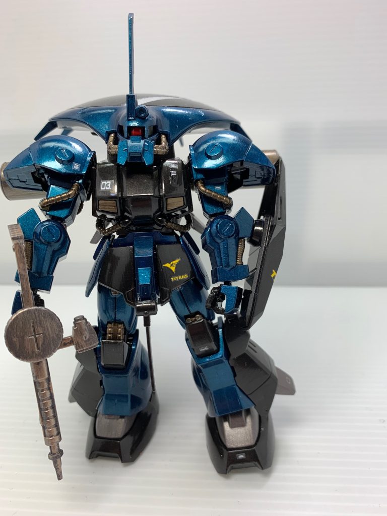 フロントアーマー、シールドにティターンズのマーク。