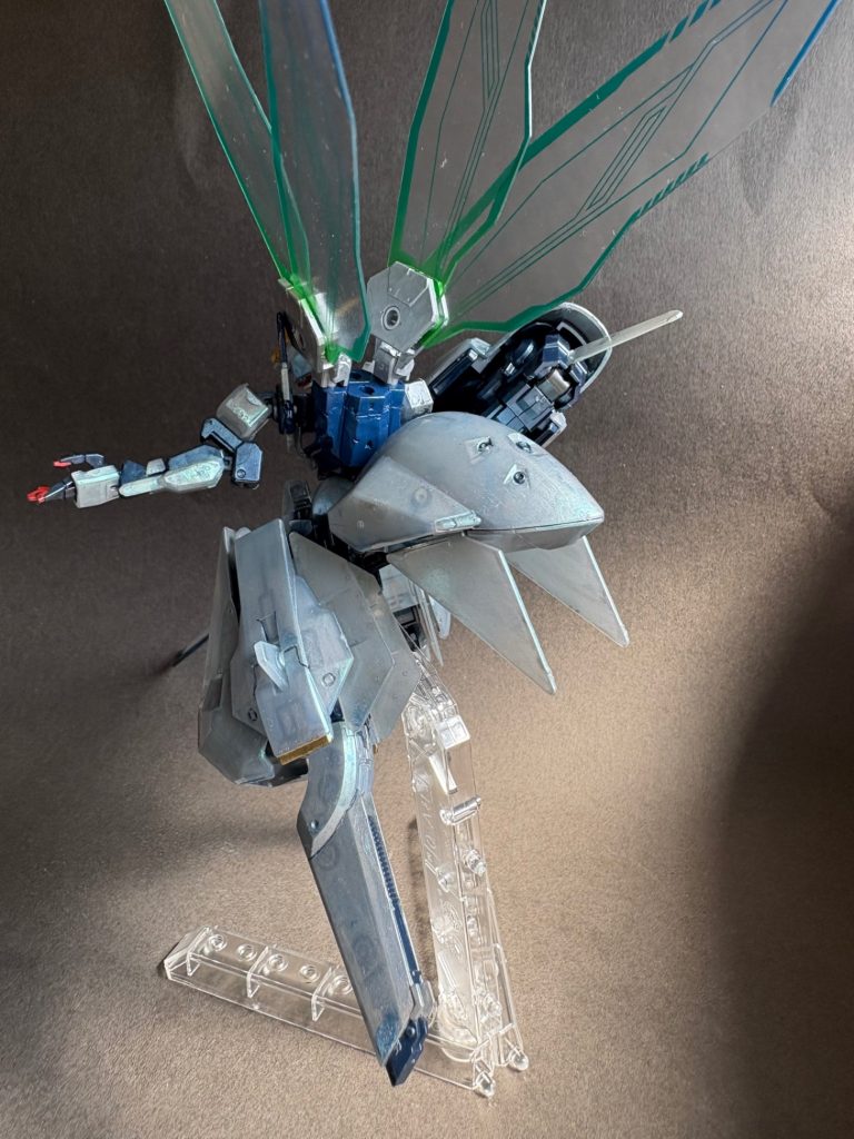 改造したと言える部分は背中に翼の基部をエキポシパテで作ったぐらい。ドラムフレームに新造バックパックを直付けしてるので変形はできません。