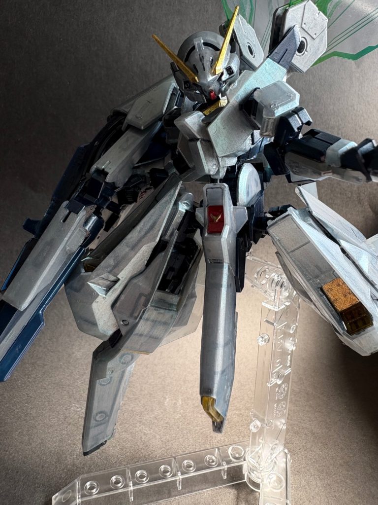ガンダムベースで売ってたクリアカラーのウーンドウォートにシルバーで裏打ちしてからクリアターコイズパールで塗りました。光の角度によって内部構造が見えたり見えなくなったりします。