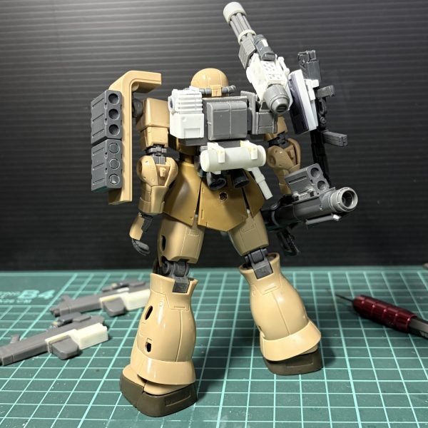 仕事が忙しかったのと、作る気力がめっきりなくなって2年ほど放置してました…また放置気味になるかもしれませんが、少しづつ作成していこうと思います。ガトリングキャノンはグフ戦術強行型風に回転して背負えるようにしてみました。なんかハーフキャノンなのか怪しくなってきたけど…もう後戻りできません。そして…完成してたはずのザク2スナイパー君はハーフキャノンと見た目を合わせるべく再改修のとばっちりを受けています。果たして良かったのだろうか？（2枚目）