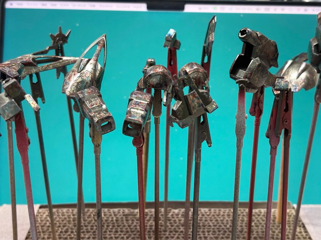 MS本体の鎧っぽい部分だけを謎素材（個人的にはアダマンタイトのつもり）にしています。今作は第二弾で、模様付ベースをゴールドにしたり、最終のスモークグレーをかなり薄くしたりと試行錯誤中です。