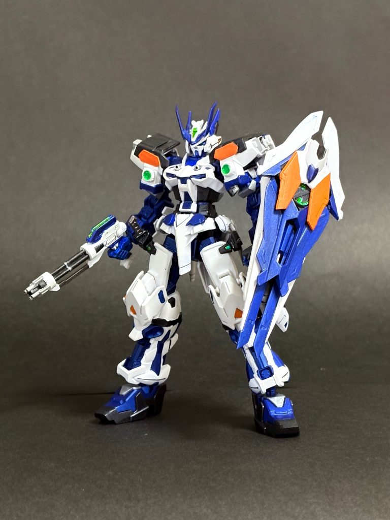 SMF-P03-01-α　ガンダムアストレイラーズリーフレーム　グレイズリッターカスタムのパイロット、ソウイ・イデンの新たな剣。アストレイの汎用性をテストするために開発されたMS。アンテナの増強、装甲やスラスターの追加、などオーソドックスな強化が施された、軍事転用前提の試験機である。グレイズが度重なるダメージにより限界を迎えたことに加え、ソウイの技術の成長に追従できなくなったことで、かねてより開発が進んでいた本機が実践テストの名目で貸与された。　ついに名前が出てきましたね。そのうち設定と世界観まとめるので今はスルーしてもらって大丈夫です。とりあえず自分好みに手を加えました。肩はパーツ盛りつつ装甲カットしてコンパクトにして、足は装甲とスラスターを追加。細かいところで言えば、つま先は延長して、顎の白いカバーを削ってます。まあなんにせよ、今回は色々武器作りたいのでリソースは70%くらいそっちに持ってかれています。