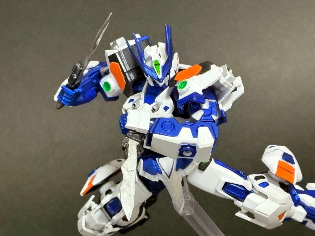アーマーシュナイダー　高周波振動機を搭載したナイフ。取り回しに優れ、接近戦、投擲、工作など幅広い用途に使用可能。　原型のホルスターを無くして、代わりに刃を大きめにしました（おかげで可動に干渉しまくるので後で作り直します）。セカンドリバイとかのアーミーナイフ風の形状がやっぱカッコいいと思うんです。
