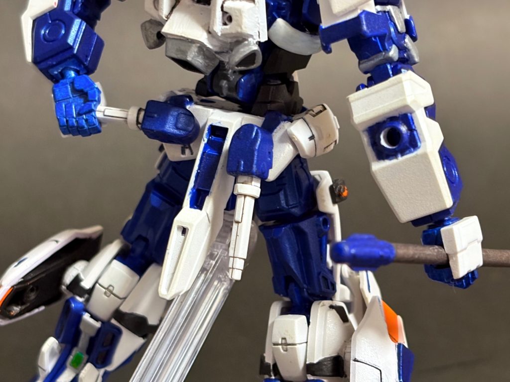 ビームサーベル　原型のプロトアストレイの標準装備。　エクシアくんのサーベル位置の合理性結構好きです。なのでバックスカートに穴開けて軸さして回るようにしてます。