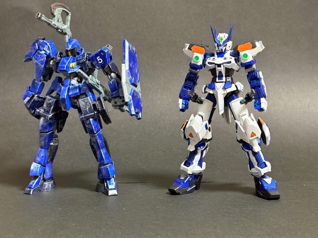 　このパイロットが以前使用していたグレイズリッターカスタムと並べて。両者ともタミヤのマイカブルーを使用していますが、さすがに何もかもが違いますね。ちなみに先に作ったのはアストレイの方なので、グレイズの武装構成はラーズリーフレームから逆算してダウングレードさせたものとなっています。　又、予算が降りて補修が行えるようになったため、今回は塗装ハゲはないという設定です。　やっぱ乗り換えイベントは楽しい。特にアップグレードはされても面影が残ってると嬉しい。