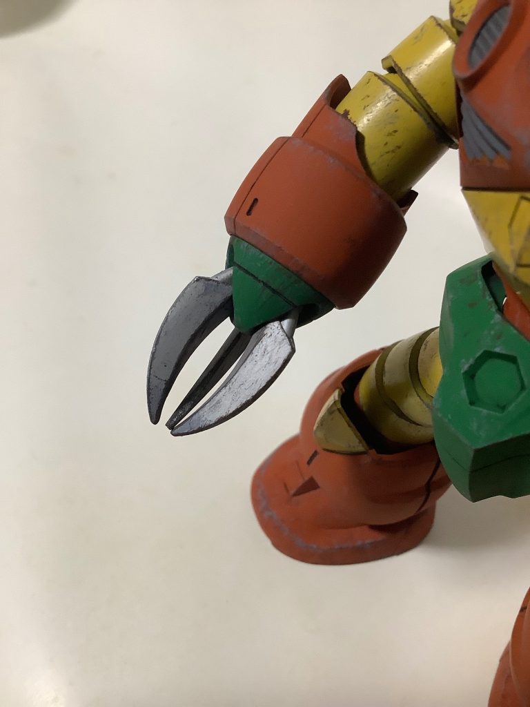 1番上手くいったと思う汚し部分ツメ❗️もう少し汚しは抑えるつもりでしたがやりすぎました(zaku-kao4)でもおかげで動かした時の塗装剥がれが目立たない(zaku-kao2)