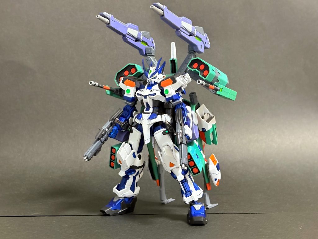 SMF-P03-01+GTW-S022αβ &nbsp; ガンダムアストレイラーズリーフレームフランマαβ　実戦を想定し大幅に武装を強化した姿。その“フランマ”の名の通り、大火力を用いた制圧や、強襲を目的とし、ミサイルやビーム砲を多数追加。共通規格アダプターをいくつも設けてある本機の利点を最大限に活かしているとされる。その分重量も増加しているが、ストライカー側の高出力スラスターのおかげで機動性は維持している。　前回投稿したラーズリーフレームにバトルアームアームズとパワードアームズを合体させました。カラーリングはストライクの装備ごと色が加わり別個性を足す感じが好きなので、寒色で縛りつつ本体カラーとは別にしています（仮面ライダーゴーストのスペクターがフォームチェンジの色味を青っぽい色で統一してるのがイメージソースですね）。
