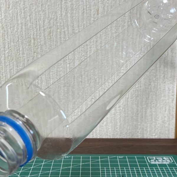 艦艇に手を出し始めたらスペースコロニーが欲しくてたまらなくなり、キットを調べたところ…WAVEのスペースセツルメントがまさにガンダムのスペースコロニー！😃ですが、もうまともな価格では入手不可能なので、誰もが一度は考えそうなペットボトルのスペースコロニーを作り始めました。写真①、②:普通の500mlペットボトルだと寸足らずなのでスリムタイプの水を購入、ガラス部を残して外壁部の3カ所を切り取ります。写真③:プラ板をヘアアイロンでカールさせ、貼り合わせます。ペットボトルの切り抜き箇所に合わせたプラ板と、それより少し幅増しした2枚のセットです。写真④:広い、狭い、広いの順に貼り合わせたプラ板両脇にできるスリットに、ガラス部を嵌め込む形でペットボトルに固定します。サイズ感が合わない事は承知の上で、カスタマイズシーンベースの市街を切り取って内壁に配置してみました。正しいサイズにすると家なんて点になってしまい面白くないし、隙間からチラ見えする程度なので私的にはこんな感じで良いかなと…🤔これだけでもコロニー感出てきたので、この方向で、なぜか6/21完成をめどに進めていきます😃&nbsp;&nbsp;（3枚目）
