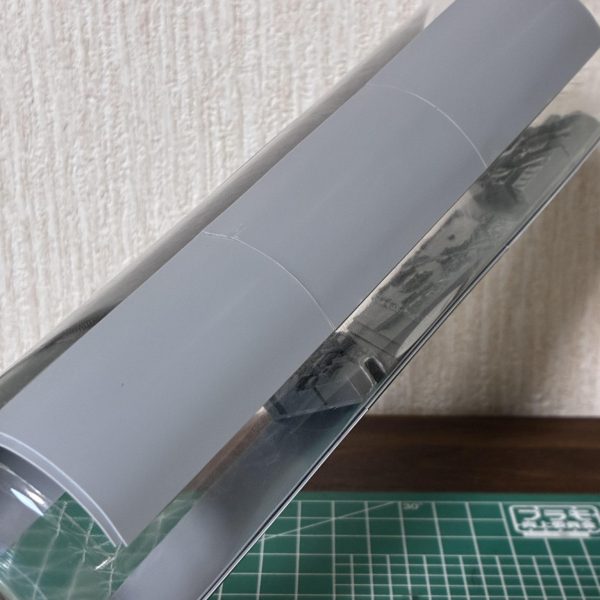 艦艇に手を出し始めたらスペースコロニーが欲しくてたまらなくなり、キットを調べたところ…WAVEのスペースセツルメントがまさにガンダムのスペースコロニー！😃ですが、もうまともな価格では入手不可能なので、誰もが一度は考えそうなペットボトルのスペースコロニーを作り始めました。写真①、②:普通の500mlペットボトルだと寸足らずなのでスリムタイプの水を購入、ガラス部を残して外壁部の3カ所を切り取ります。写真③:プラ板をヘアアイロンでカールさせ、貼り合わせます。ペットボトルの切り抜き箇所に合わせたプラ板と、それより少し幅増しした2枚のセットです。写真④:広い、狭い、広いの順に貼り合わせたプラ板両脇にできるスリットに、ガラス部を嵌め込む形でペットボトルに固定します。サイズ感が合わない事は承知の上で、カスタマイズシーンベースの市街を切り取って内壁に配置してみました。正しいサイズにすると家なんて点になってしまい面白くないし、隙間からチラ見えする程度なので私的にはこんな感じで良いかなと…🤔これだけでもコロニー感出てきたので、この方向で、なぜか6/21完成をめどに進めていきます😃&nbsp;&nbsp;（5枚目）
