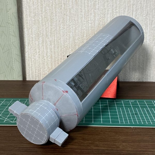 丸く切ったプラ板をピザカットして、首から鎖骨を覆いました。ここの精度出すのは難しいので、パテで隙間を埋めてます。キャップをプラ板で覆って、構造物を取り付け、キャップを閉めます。ボトルの底はカットして、プラ板で蓋をします。内側の撮影時に外せるよう、外壁をはめて固定できる溝を作ってます。ボトルから切り抜いた透明板、銀シール、曲げプラ板の3層で偏光ミラー3枚を作成。コロニー本体先端に差し込みスリット付きの箱を作って固定しました。現在ここまでです😃後は内装と、外装のディテールを時間が許す範囲で追加していきますが、落着バージョンも作るので農業ブロックは後日追加になりそうです🤔（2枚目）