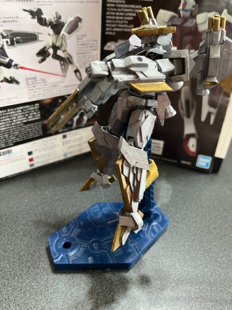オプション武器として両腕の前腕部にサブマシンガンと超振動カッターとビームサーベルが付いています両脚には脛とつま先、踵にカッターを搭載し腕が無くなろうと戦える様にしました頭部の角はビーム収束機になっており、細身ですがカッターの様なビームを掃射します