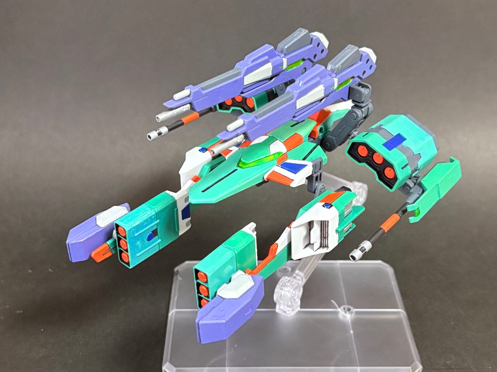 GTW-S022αβ　フランマストライカーαβ装備　元は単なる小型貨物輸送機であったものに、火器管制システムを組み込み、ストライカーパックシステムのプラグを追加した外付け武装システム。状況に応じて多様な火器を接続し運用でき、単独でドローンとしても使用可能。画像では基本装備のα装備（緑部）に加え、火力を増強するβ装備（紫部）を搭載している。　ミサイル12門＋ビーム砲６門のやや過剰火力に仕上がっていますね。いやこれくらいがスタンダードか。3mmジョイントに大いに感謝したい。適当にパーツを組み合わせるだけで自在にバリエーションが出来上がるのが楽しくて楽しくて。相変わらずエアブラシがないので、作った色を筆塗りでどうにか塗ってますが、ところどころ塗りムラが気になるかも。