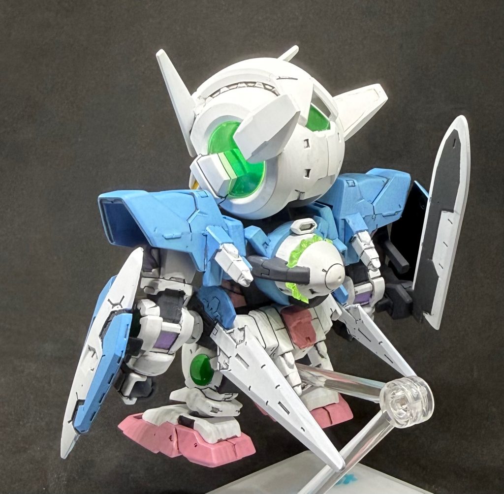 塗装本体：クールホワイト上半身：ステラスカイブルー足など：ステラピンクGNケーブル：MSパープルGNコンデンサー：シルバー下地にクリアーグリーン顔面：ハーマンレッド胸ダクト、アンテナ：サンシャインイエロー関節等：ファントムグレー+黒ビームサーベル：蛍光ピンク+白でのグラデつや消しトップコートを使用。一部にEx蛍光クリアーを使用し、ブラックライトに反応するようにしました。