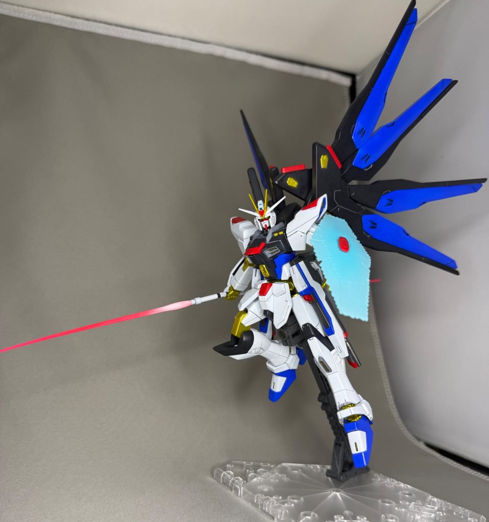 サーベルとシールドは蛍光カラー