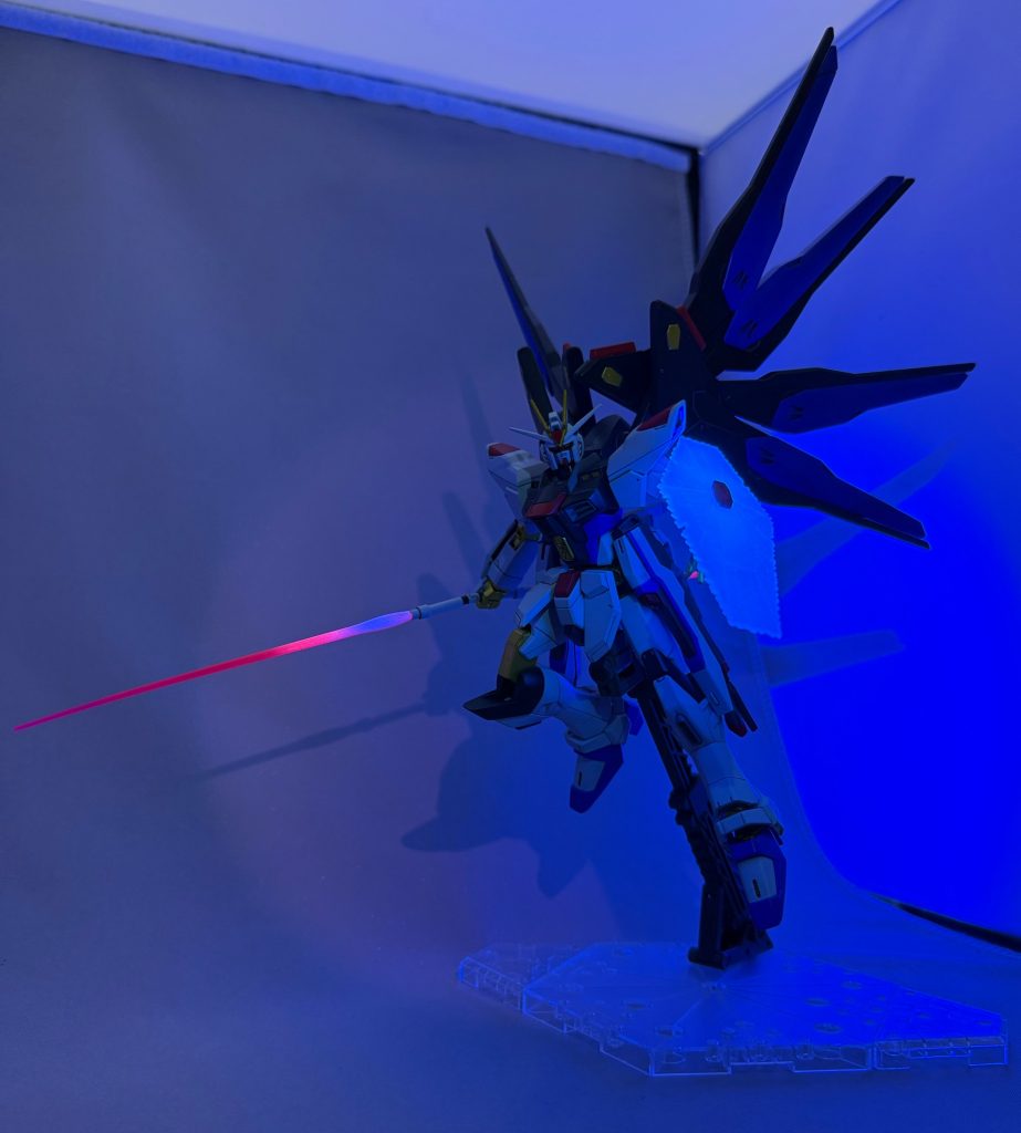 ブラックライトで光らせます。以上、ありがとうございました。