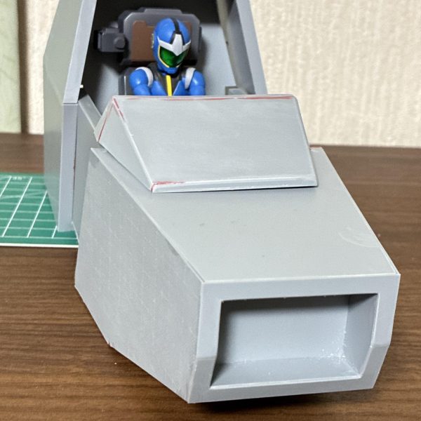 大まかに形になってきました。特攻シーンでぶっ壊すための物なのでもっと雑で良いのですが、今後何かと重宝しそうなので一旦綺麗に作って、ダメージパーツと差し替える感じにします。後はキャノピー付けてディテール入れたら大体完成です😃（4枚目）