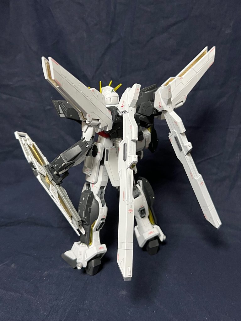 背面。サテライトキャノンも厚み増し。基部付近はインパルスのアンクルアーマー等のパーツを貼り付けていますね。