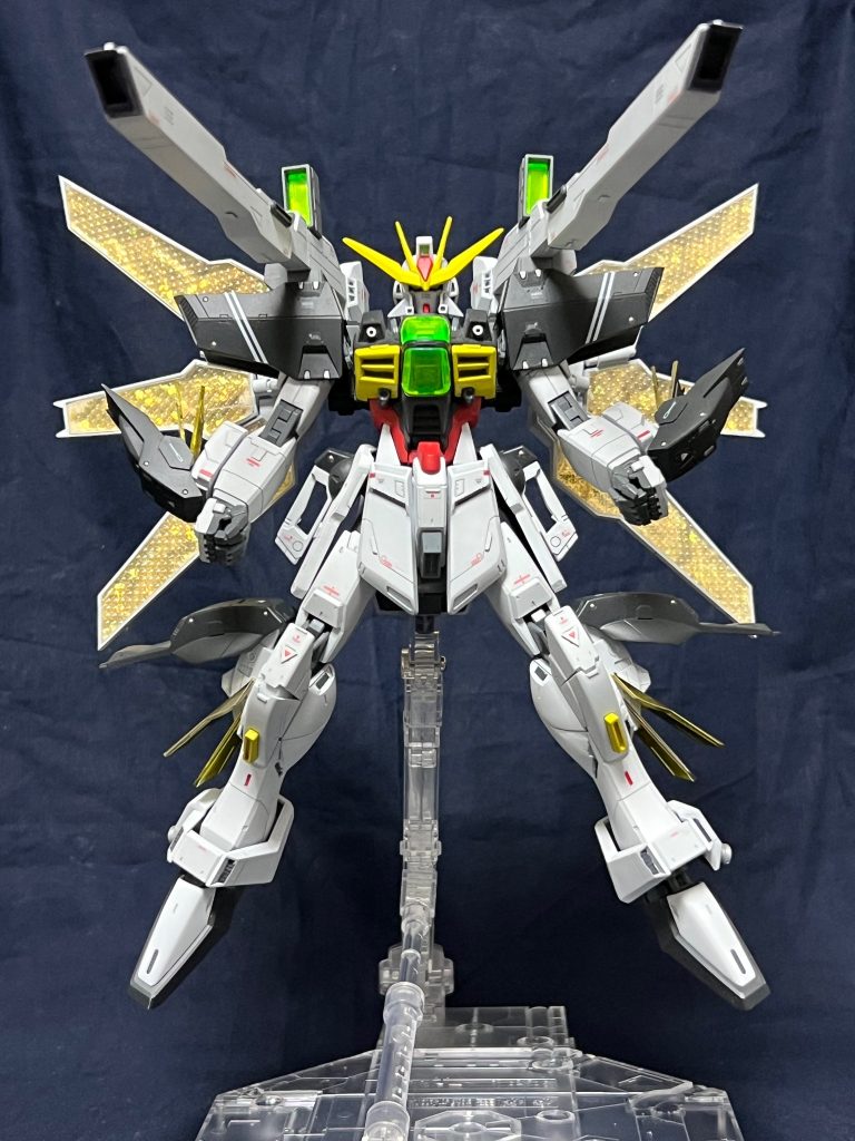 ツインサテライトキャノン！展開ギミックはそのままに、リフレクターは先に発売されていたMGガンダムXを参考に大型化、多層構造化。リフレクターのハニカム感を出しているのはお菓子のアラレに入っていた中敷きです。100均のホログラムシート→中敷き→透明プラ板の順の多層構造。