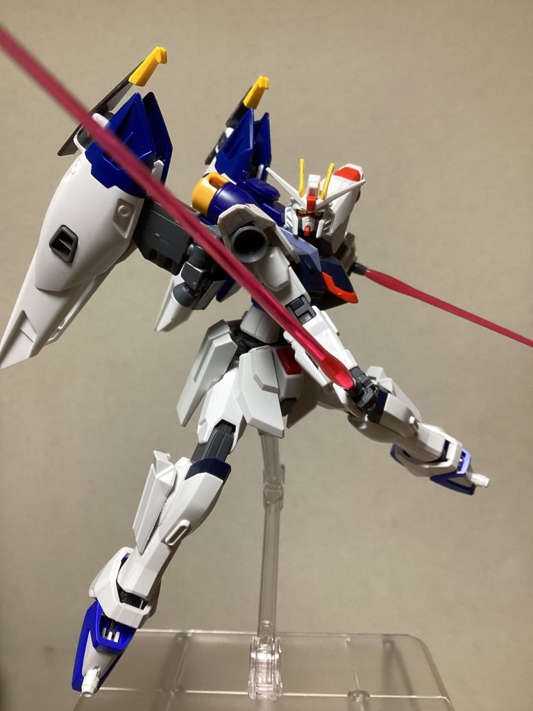 サイドアーマー内のビームサーベルを抜刀！(ポージングのためにファンネルは外してあります)
