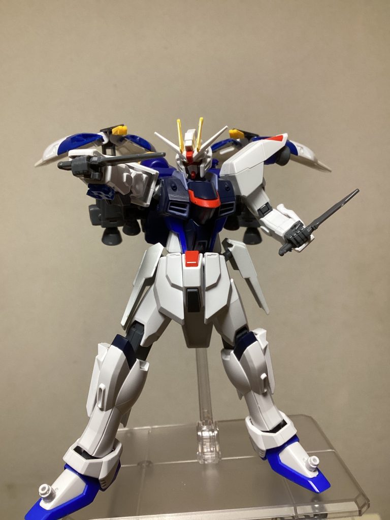 アーマーシュナイダー:脚部に装着したストライクのサイドアーマーに装備しています