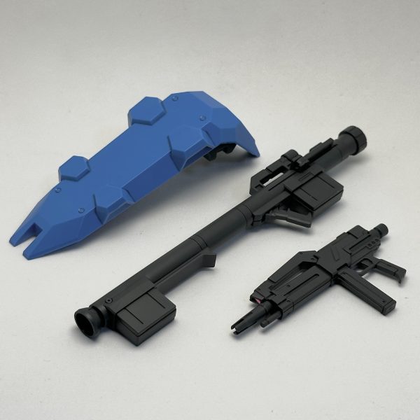 腰部と武器・シールドをパチ組み、マーカーでスミ入れ。武装類はジェガン系共通のやつですが、新規造形でディテールが細かくなってますね。そしてシールド側面には肉抜き穴… 埋めるか（4枚目）
