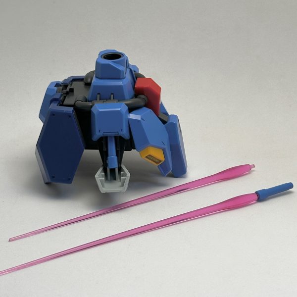 腰部と武器・シールドをパチ組み、マーカーでスミ入れ。武装類はジェガン系共通のやつですが、新規造形でディテールが細かくなってますね。そしてシールド側面には肉抜き穴… 埋めるか（3枚目）