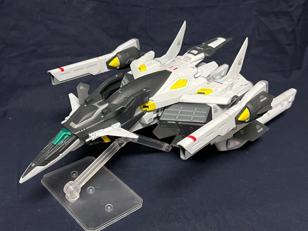前から。Aパーツ機首はシルエットフライヤーを裏返して使用しています。ダブルエックスの肩と接続する部分を長くして合体時の安定性を向上させつつディテールアップ。ビーム砲は基部をボールジョイント接続に変更、砲身の厚みも追加。