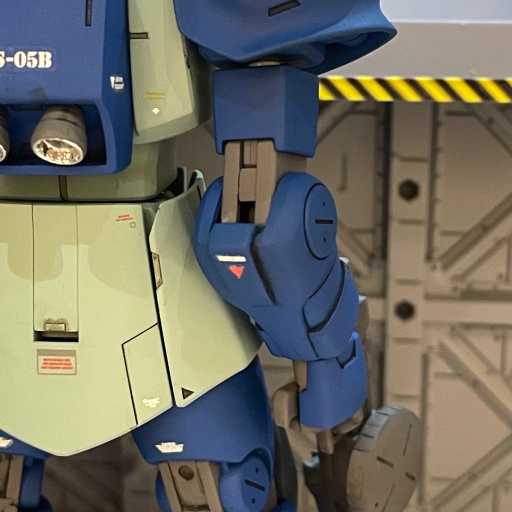 MG ザクⅠ ランバ・ラル機を参考にしたのですが肘の形状がHGUCとは違っていてMGには肘当てがあったのでプラ板で追加しています。