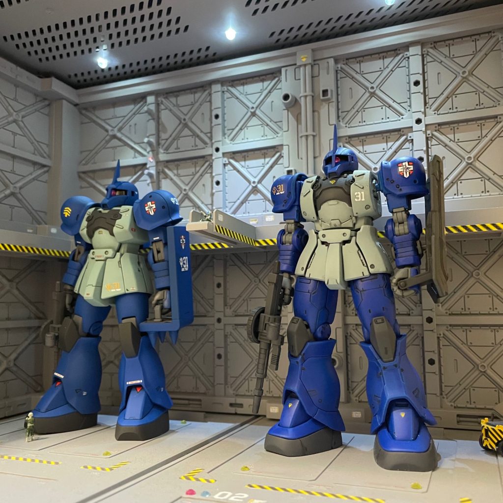 以前作成したHGGTO版ザクⅠで作成したザクⅠ ランバ・ラル機とのツーショット①スタイルがかなり違います。