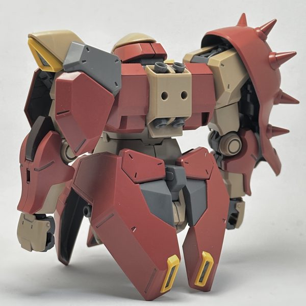 キットの色分けが超優秀なので、パチ組みしつつスミ入れと部分塗装を並行して進めています。簡単フィニッシュ予定👍塗ったのは頭部バルカン、右肩シールド裏、左肩アーマー裏、腰部フロントアーマー裏、股関節、袖口のグレーのみ。ほとんど見えない箇所😅（2枚目）