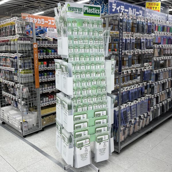 デイトナグリーンが余りにも緑だったので上から機体内部色を吹き付けました。刷毛の毛先が尖って草の先端に見えます。とても良い感じに仕上がりました😆ツィタデレ作戦（クルスク戦）のドイツ兵みたい😅「機体内部色」買いに名古屋駅西口ビッグカメラへ…エバーグリーンのプラ材回転棚発見！やるねえ〜ビッグカメラ！フルスクラッチ組には嬉しい品揃え☺️これは必需品！木の角材も売ってるし模型好きの古風な手練れ店員がいるに違いない😁（2枚目）