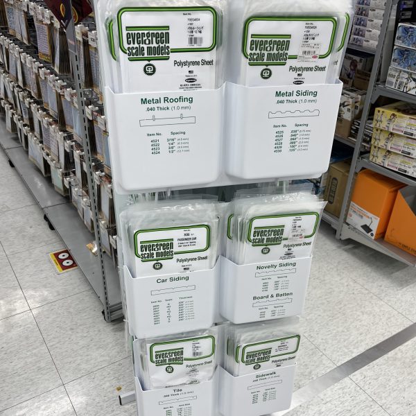 デイトナグリーンが余りにも緑だったので上から機体内部色を吹き付けました。刷毛の毛先が尖って草の先端に見えます。とても良い感じに仕上がりました😆ツィタデレ作戦（クルスク戦）のドイツ兵みたい😅「機体内部色」買いに名古屋駅西口ビッグカメラへ…エバーグリーンのプラ材回転棚発見！やるねえ〜ビッグカメラ！フルスクラッチ組には嬉しい品揃え☺️これは必需品！木の角材も売ってるし模型好きの古風な手練れ店員がいるに違いない😁（5枚目）