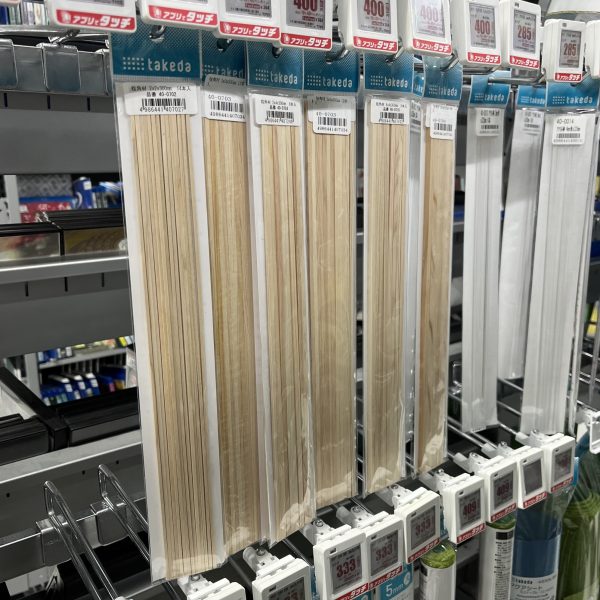 デイトナグリーンが余りにも緑だったので上から機体内部色を吹き付けました。刷毛の毛先が尖って草の先端に見えます。とても良い感じに仕上がりました😆ツィタデレ作戦（クルスク戦）のドイツ兵みたい😅「機体内部色」買いに名古屋駅西口ビッグカメラへ…エバーグリーンのプラ材回転棚発見！やるねえ〜ビッグカメラ！フルスクラッチ組には嬉しい品揃え☺️これは必需品！木の角材も売ってるし模型好きの古風な手練れ店員がいるに違いない😁（6枚目）