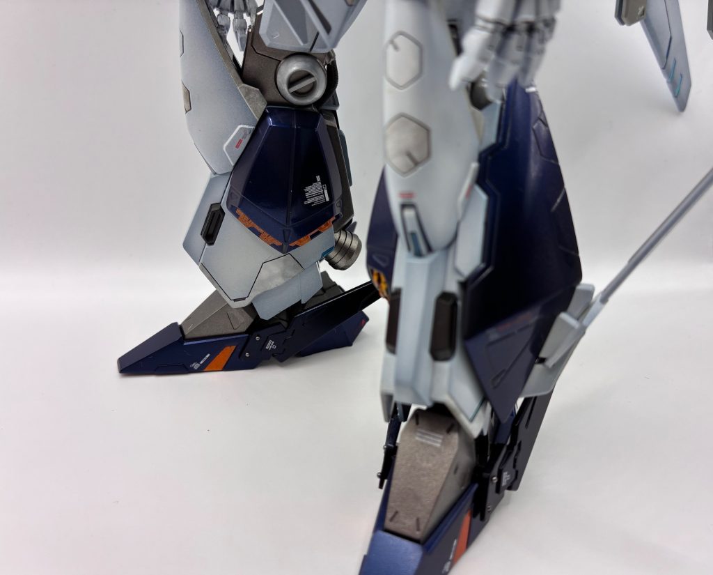 脛部分にも一部ブルーを差し色として入れています。