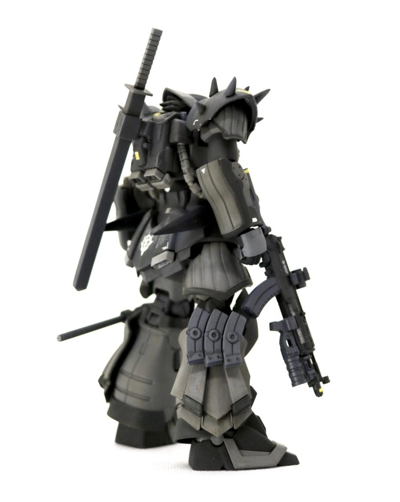 右後ろからのショット。この角度が個人的に好きです。マシンガンの予備の弾倉もカッコいいです（自画自賛）