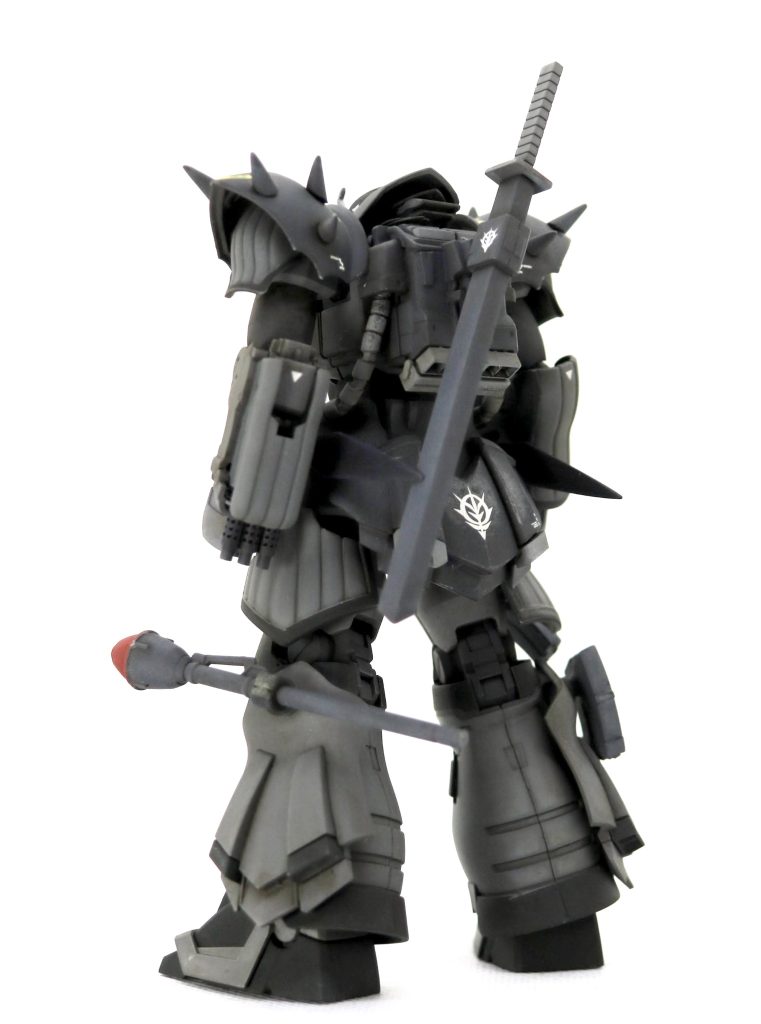 左後ろからも。イフリートナハトは後ろ姿もカッコ良いです。ふくらはぎの真ん中の合わせ目は、スジボリ堂の「BMCダンモ」で段落ちモールドにしてみました