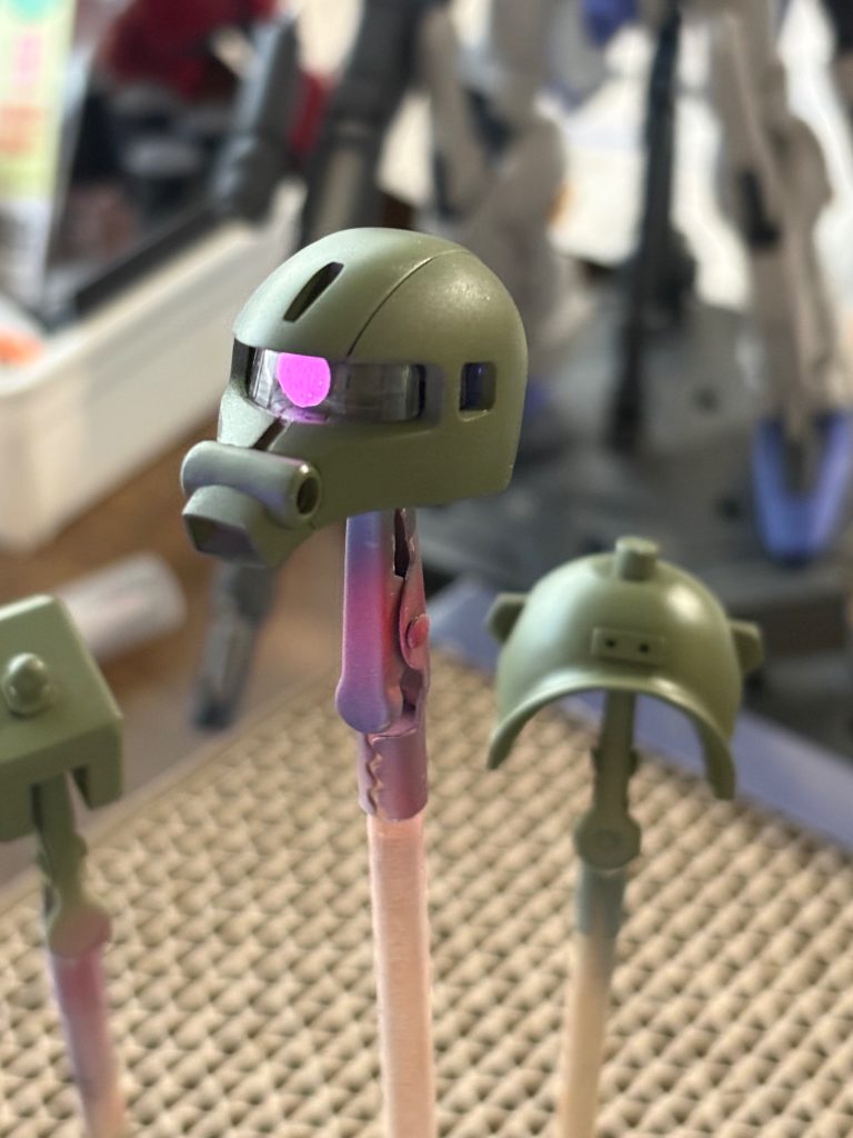 一応今回もモノアイはUVライトで光ります。左肩のスパイクアーマーも、見えないくらいのモールドだった所はプラ板で作り直してます。合わせ目も多かったですが、がんばって消しました。