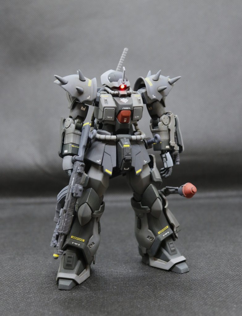 「イフリート」とは、イスラム教の聖典『コーラン』に登場する魔人・精霊（ジン）の一種だそうで、非常に高い知性と巨大な体躯を持ち、炎や煙を操る強力な存在として知られているとのこと。さらに「ナハト」は、ドイツ語で「夜」を意味する言葉だそうです。「イフリート・ナハト（MS-08TX/N）」は、ゲーム『機動戦士ガンダム戦記』に登場するジオン公国軍の試作型モビルスーツで、ステルス能力と強力なジャミング機能を備え、日本刀のような「コールド・ブレード」や「クナイ」を駆使した夜間・奇襲戦闘を得意とするとのこと。いや〜この造形は、もうカッコいい以外ないですね。