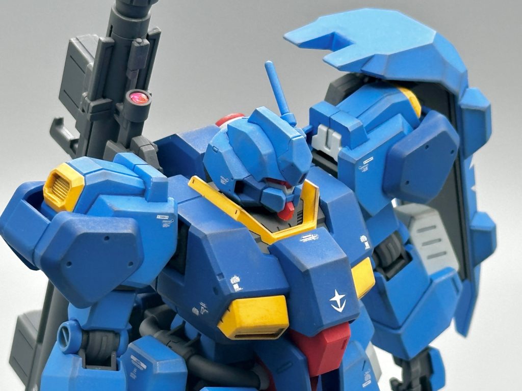 頭部はロッドアンテナになり、よりジムの系譜を感じられます。ゲーム版のグスタフ・カール一般機（ドーラ・カール）の位置付けでしょうか。バズーカのセンサーはビルダーズパーツのモノアイを使用。