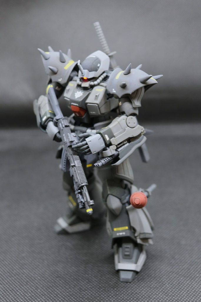 過去作でもたびたび登場する「ストックが折り畳める MSGウェポンユニット アサルトライフル」を持たせてみました。左足にはシュツルムファウストをつけてみました。あいかわらず、武装マシマシのてんこ盛りが大好きです(笑)