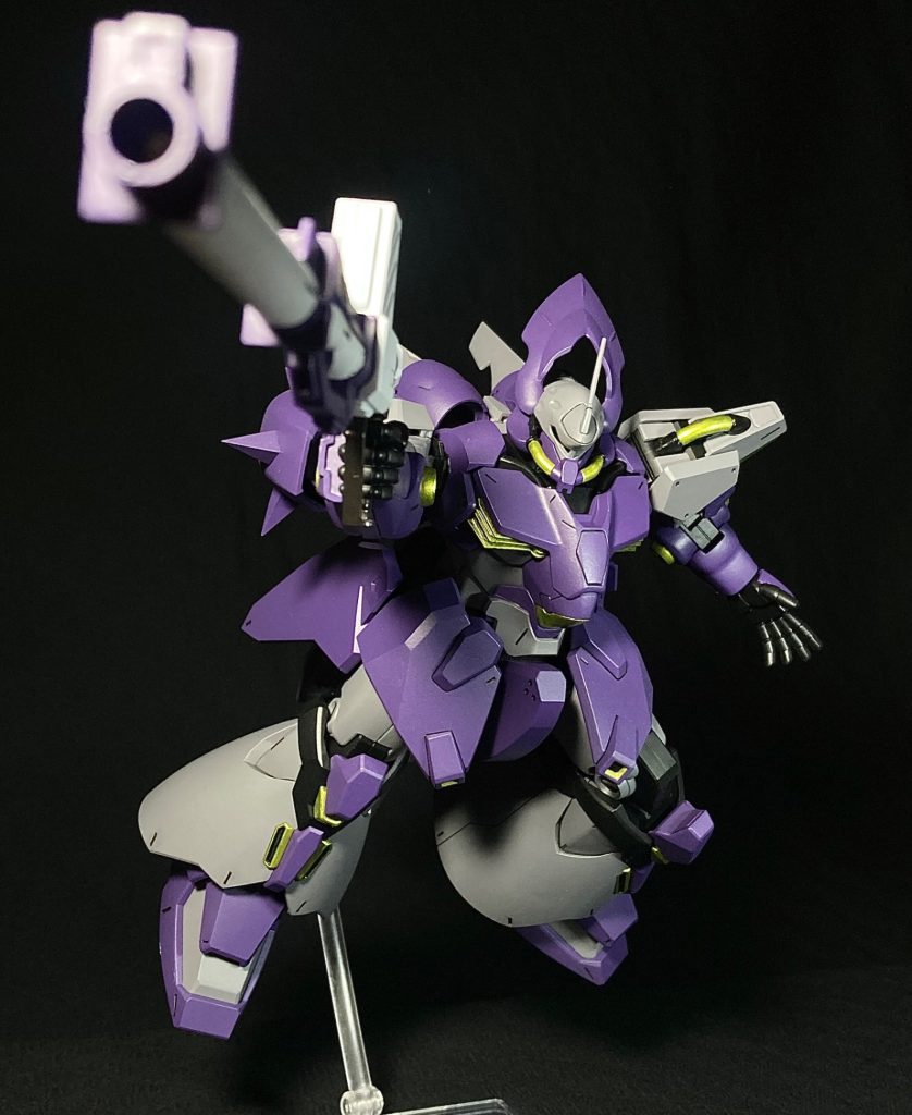ポリキャップが無いので大型武器を片手で保持出来てます。