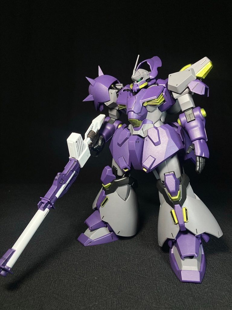 成形色より地味な色にしましたが、好きな感じになりました。正面からだと機体の改造部分は分かりにくいです。