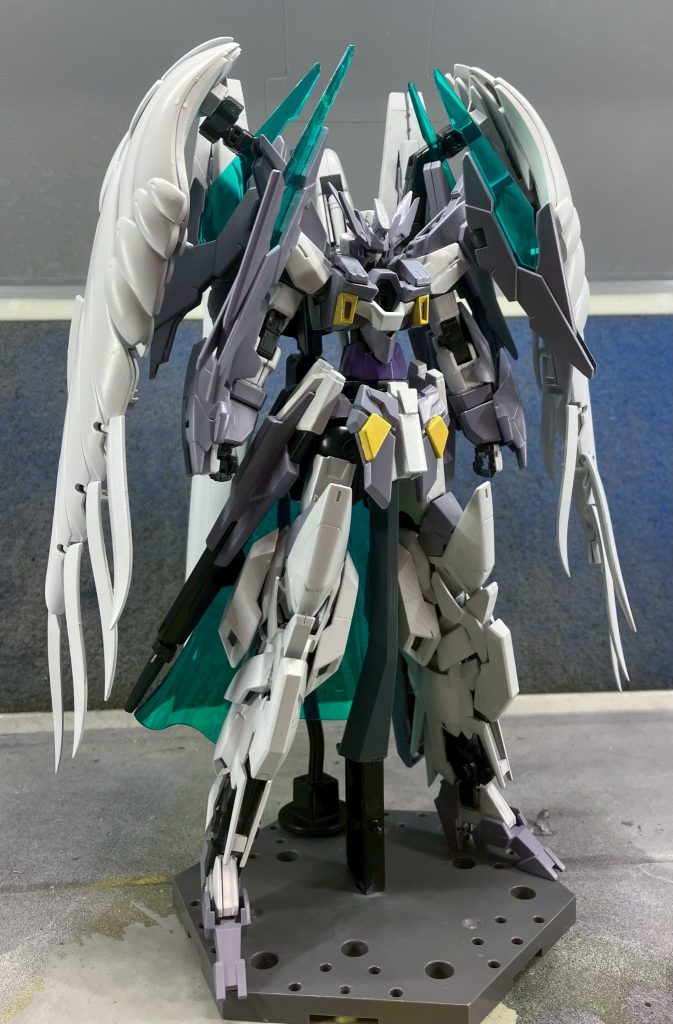 通常仕様です最初はバックパックにかなり悩んだおり幾つか装備を制作した上で納得がいかず悪戦苦闘していましたが、デカいんだしたまにはMGと組み合わせて良いよなと思いMGウイングゼロver.Kaのバックパックを拝借し制作しました