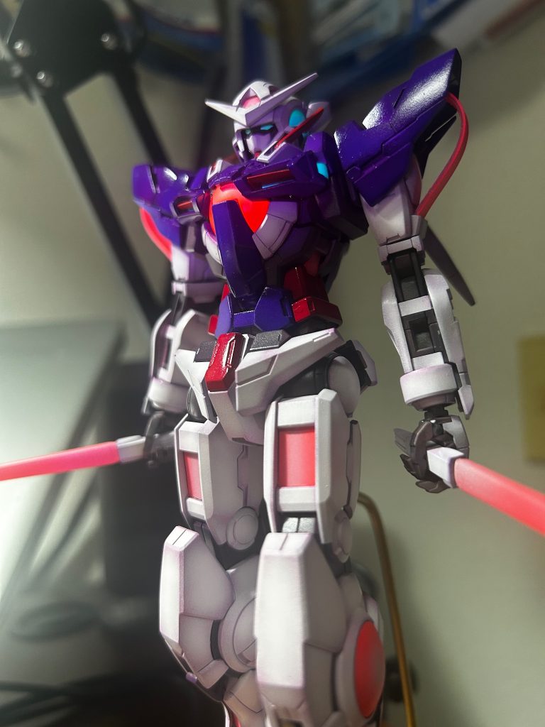 クリアパーツとホログラムシール？は赤系の蛍光色とホワイトでグラデーション塗装してみました
